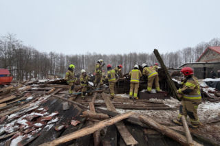 Zawalony dach w Laśmiadach na Mazurach. Ucierpiało bydło