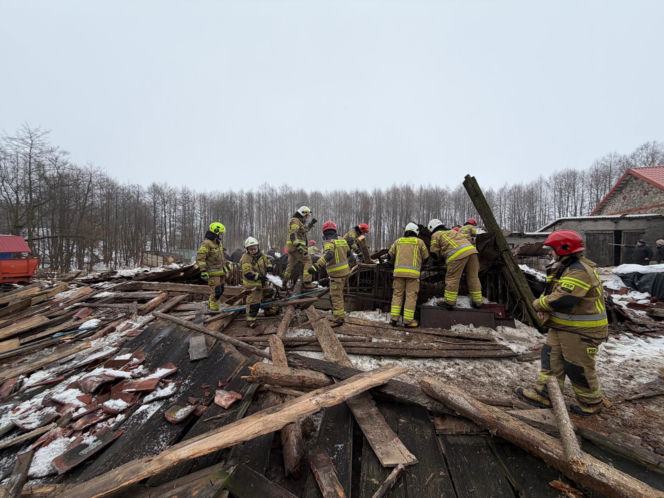 Zawalony dach w Laśmiadach na Mazurach. Ucierpiało bydło