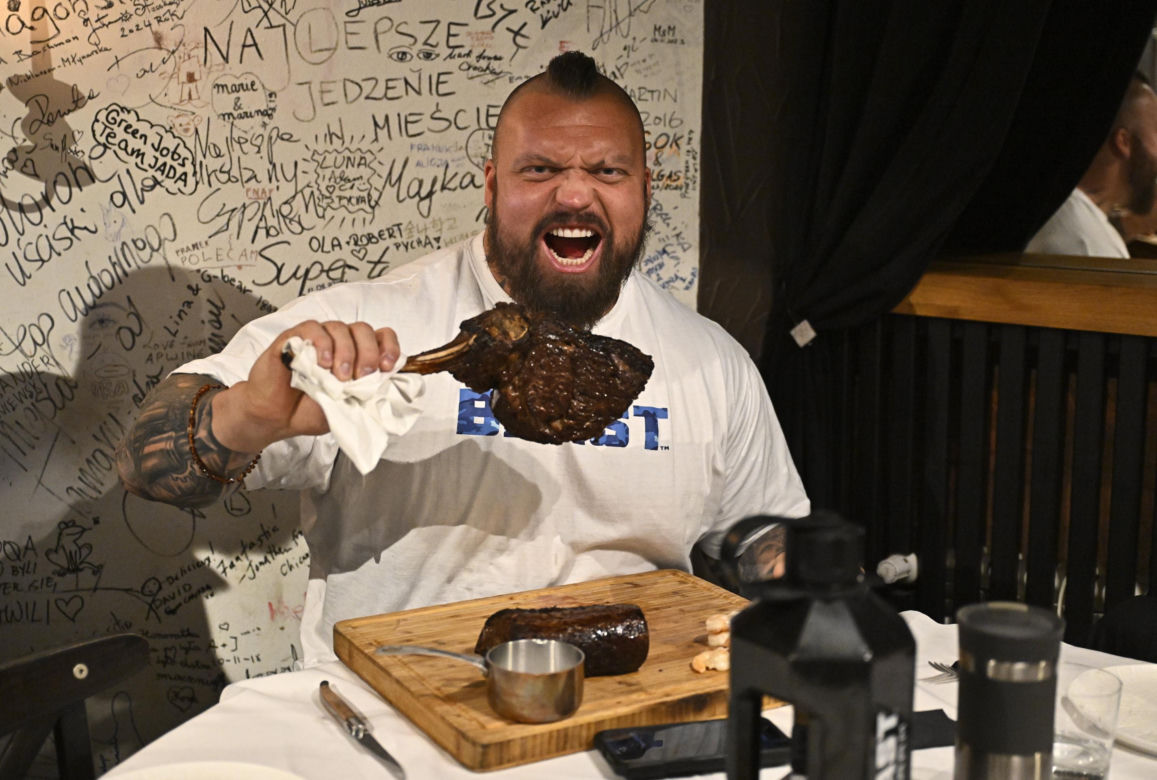 Eddie Hall zjadł przed walką z Pudzianowskim ogromnego steka. Pożre też "Pudziana"?