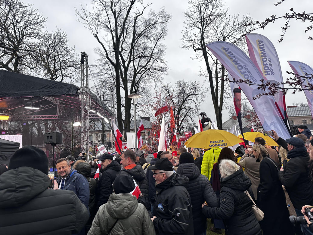 Chaos w Końskich. Dwie debaty prezydenckie, tłumy ludzi na rynku 