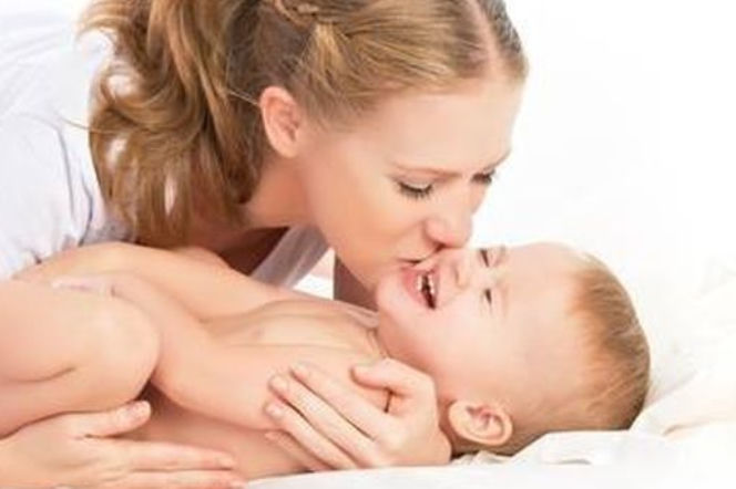 kobieta, matka, mama, mama i dziecko, radosne dziecko, niemowlak, dziecko