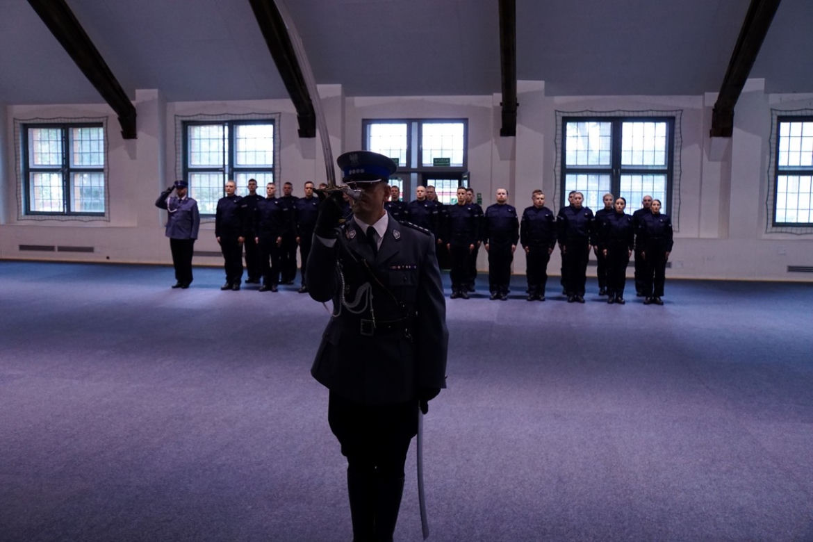Ślubowanie nowych policjantów w Olsztynie. W szeregi wstąpiło 24 funkcjonariuszy [ZDJECIA]