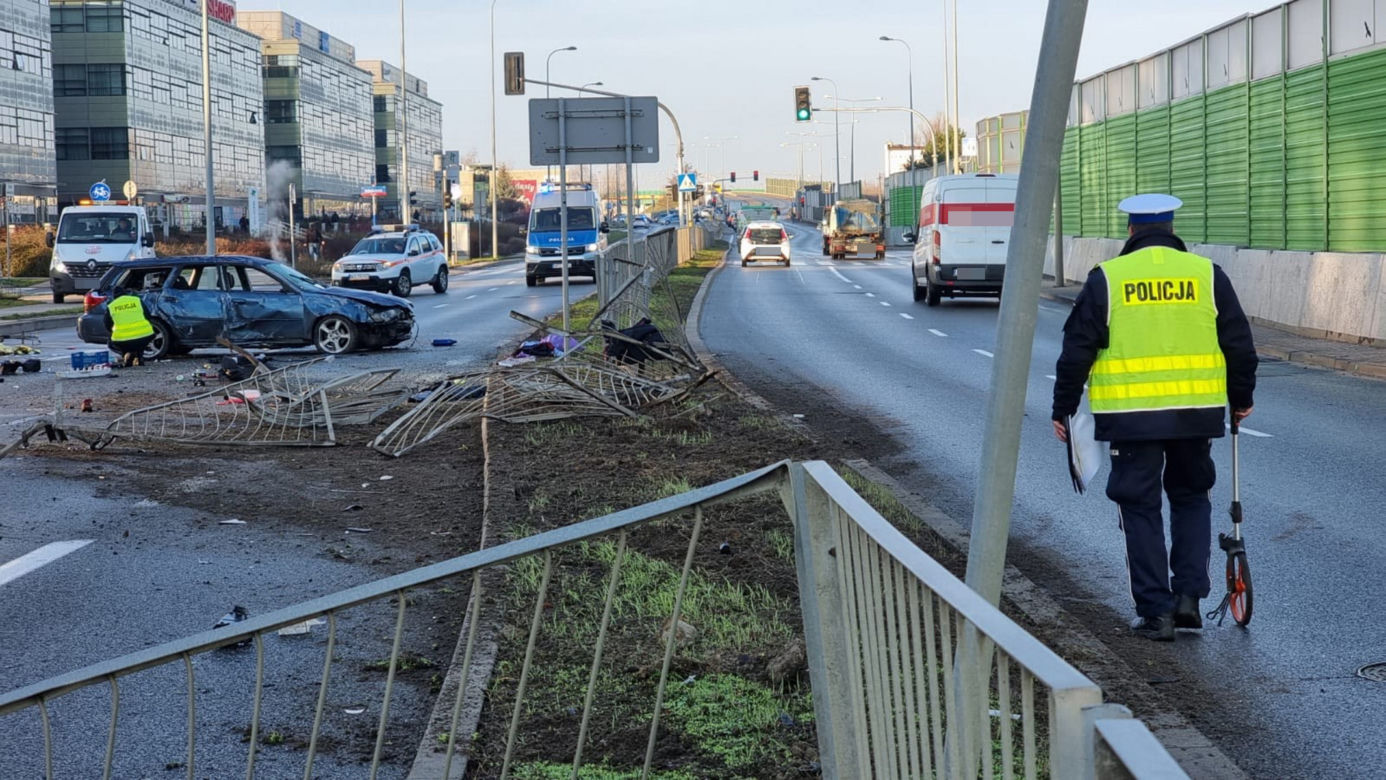 Koszmar na Ursynowie. Samochód dachował, kierowca wypadł na asfalt. Dramatyczna akcja służb