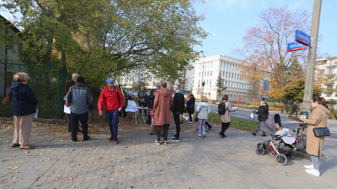 Chcemy tu park, a nie kolejny zabytek. Mieszkańcy protestowali przed torem kolarskim RKS Orzeł 