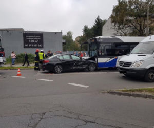 Czołowe zderzenie samochodu z autobusem w Krakowie