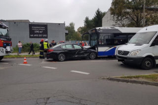 Kraków: BMW wjechało wprost pod koła autobusu, są ranni [ZDJĘCIA]