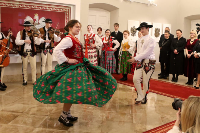 W Pałacu Prezydenckim już święta. Marta Nawrocka z rodziną ubierała choinkę