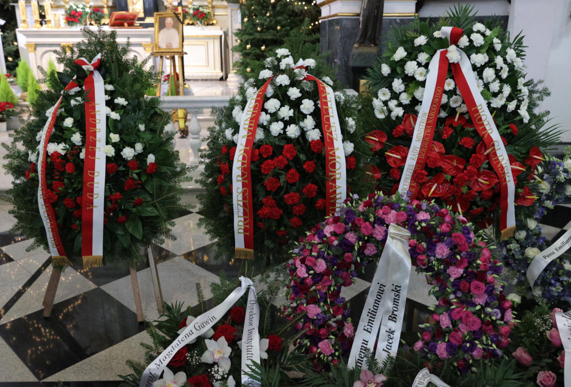 Wzruszające napisy na szarfach na pogrzebie Emiliana Kamińskiegos