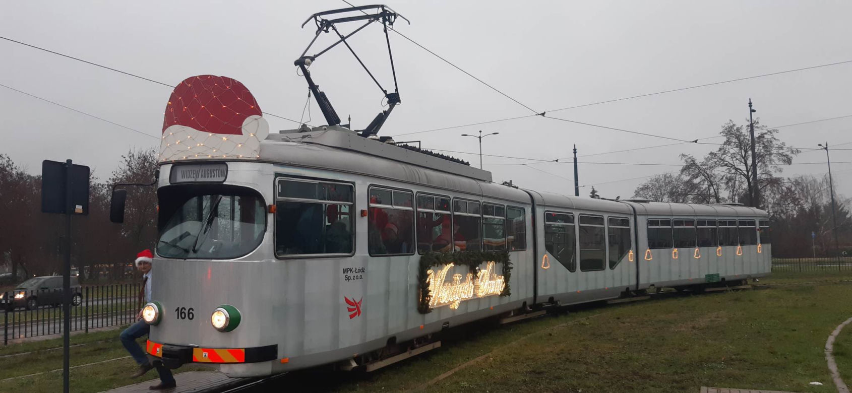Mikołajkowy pojazd na łódzkich drogach. Zobacz, jak wyglądał świąteczny tramwaj