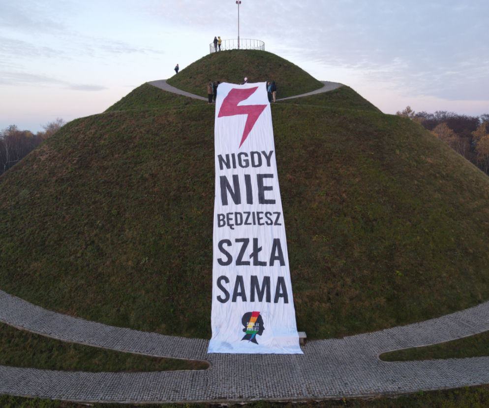 Strajk Kobiet - baner na kopcu Piłsudskiego