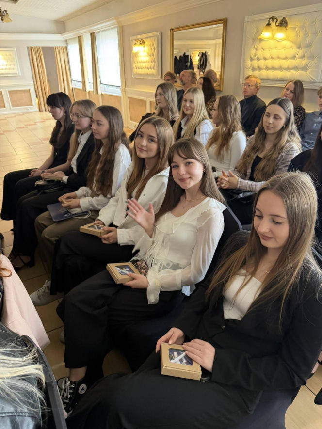 Zakończenie roku szkolnego maturzystów II LO w Starachowicach. Wyjątkowa uroczystość w obiektywie