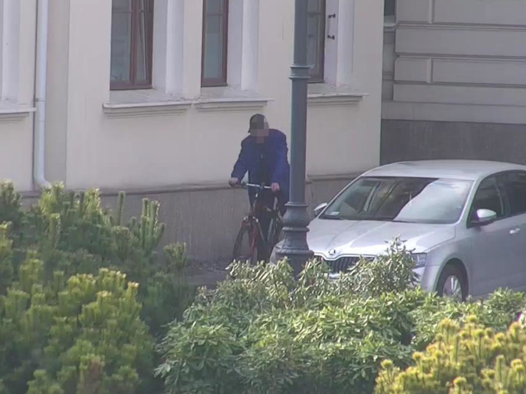 Bydgoszcz. Pił piwo na Starym Rynku, a potem odjechał nie swoim rowerem! Wszystko pod okiem kamery 