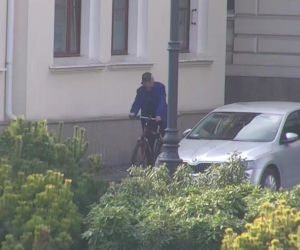 Bydgoszcz. Pił piwo na Starym Rynku, a potem odjechał nie swoim rowerem! Wszystko pod okiem kamery 
