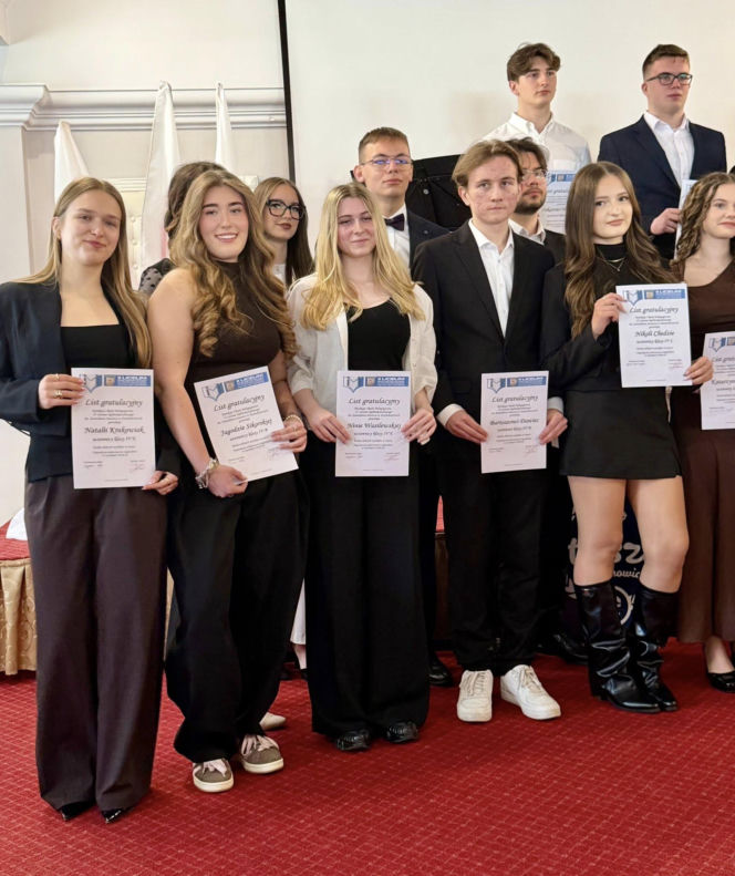 Zakończenie roku szkolnego maturzystów II LO w Starachowicach. Wyjątkowa uroczystość w obiektywie