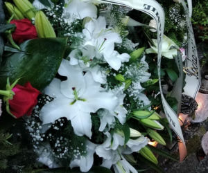 Tragedia w Salisbury. Zamordowane kobiety pochowane w Tarnowie. Grobu nie widać spod kwiatów