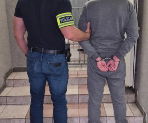 Zwabili 20-latka w pułapkę, obcięli mu włosy i brutalnie zaatakowali. Wśród podejrzanych 15-latka