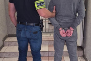 Zwabili 20-latka w pułapkę, obcięli mu włosy i brutalnie zaatakowali. Wśród podejrzanych 15-latka