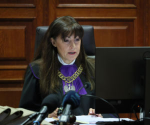 Ks. Olszewski zupełnie odmieniony, bez koloratki, z długą brodą