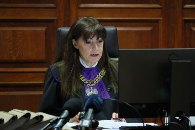 Ks. Olszewski zupełnie odmieniony, bez koloratki, z długą brodą