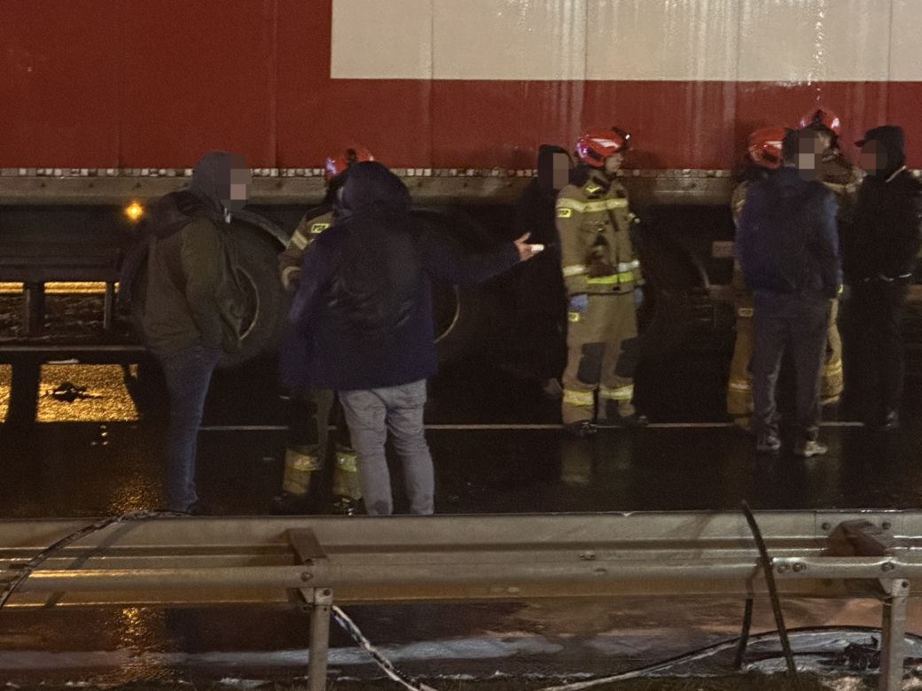 Tragedia na drodze pod Skurowem. Cztery rozbite auta, jedno na boku. Są ranni
