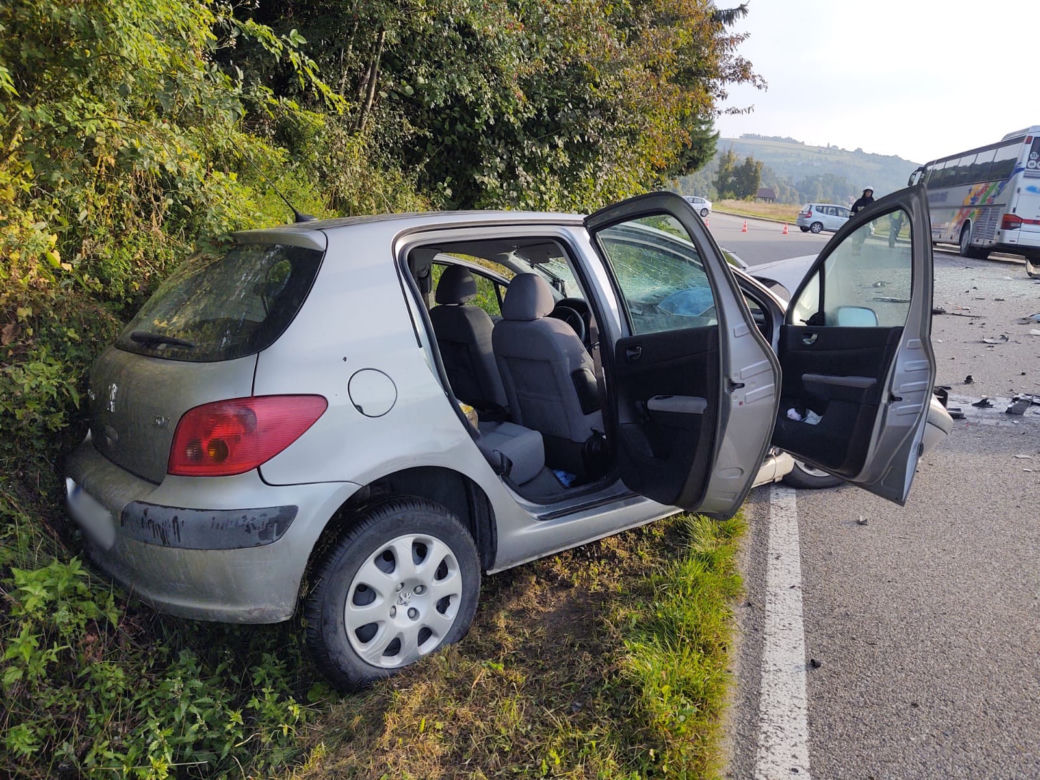 Wypadek w Tęgoborzy. Autokar zderzył się z osobówką. Dziecko trafiło do szpitala