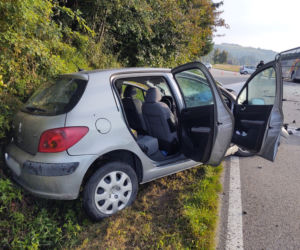 Wypadek w Tęgoborzy. Autokar zderzył się z osobówką. Dziecko trafiło do szpitala
