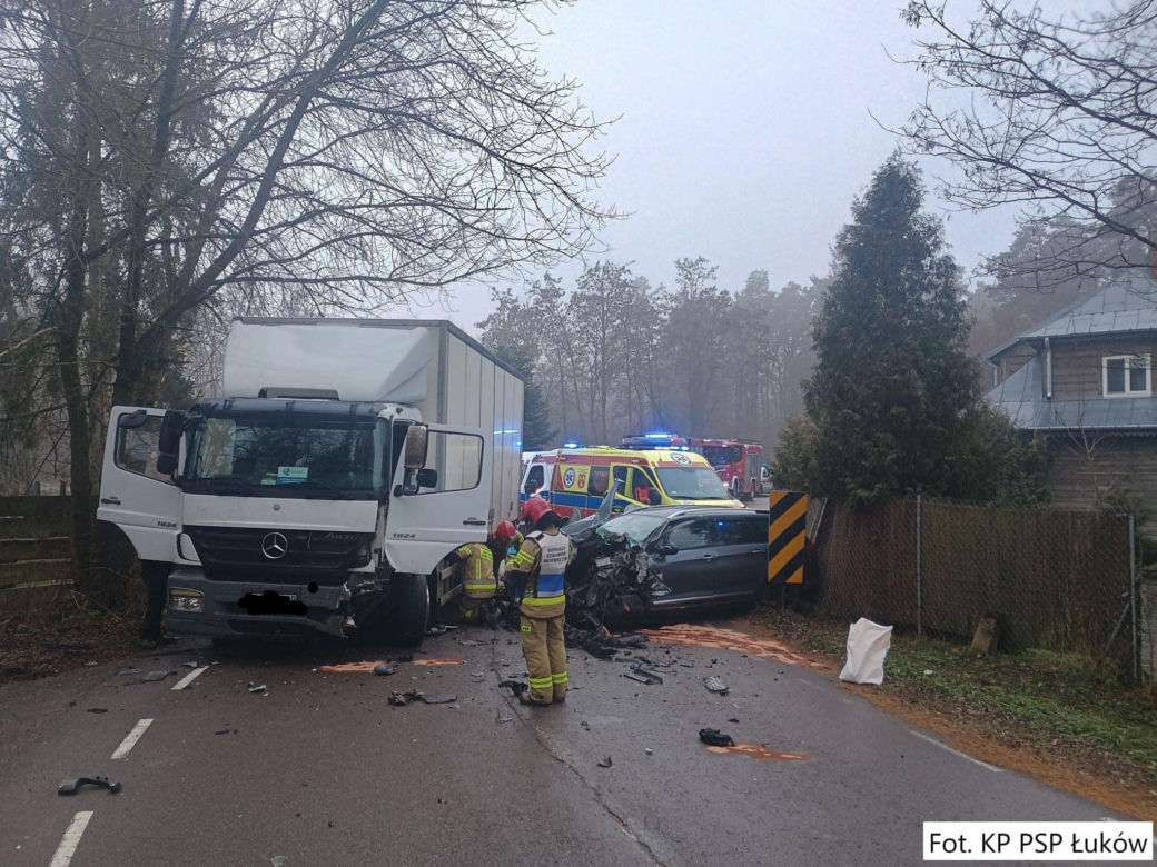 Gmina Łuków: Groźny wypadek w Krynce. Dwie osoby trafiły do szpitala