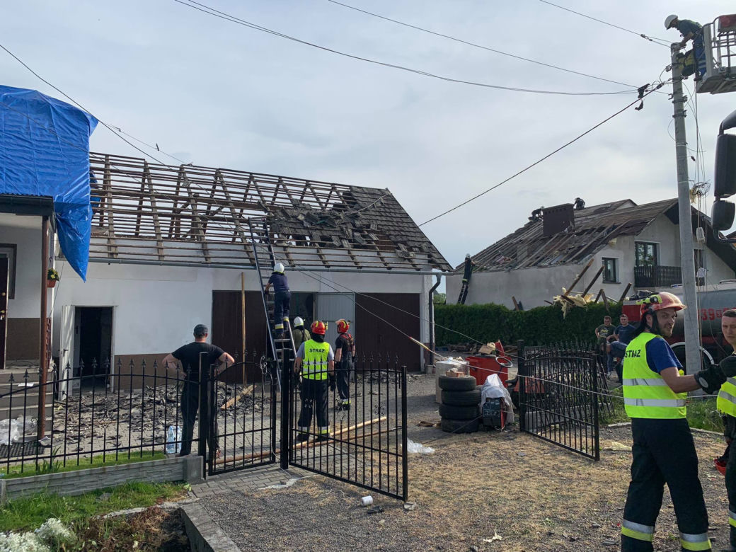 Śląskie: Trąba powietrzna zniszczyła ponad 20 domów. Ekspert wyjaśnia jak to możliwe [ZDJĘCIA, WIDEO]