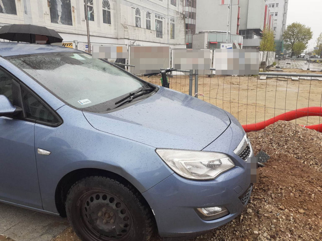 Auto bez kierowcy jechało prosto na przystanek w Łodzi! Świadkowie zdarzenia próbowali je zepchnąć [ZDJĘCIA].