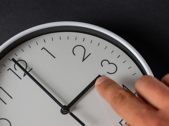 Zmiana czasu 2026 na letni w tym roku będzie wcześniej. Musisz zapisać tę datę w kalendarzu. Kiedy przestawiamy zegarki z czasu zimowego na letni? 