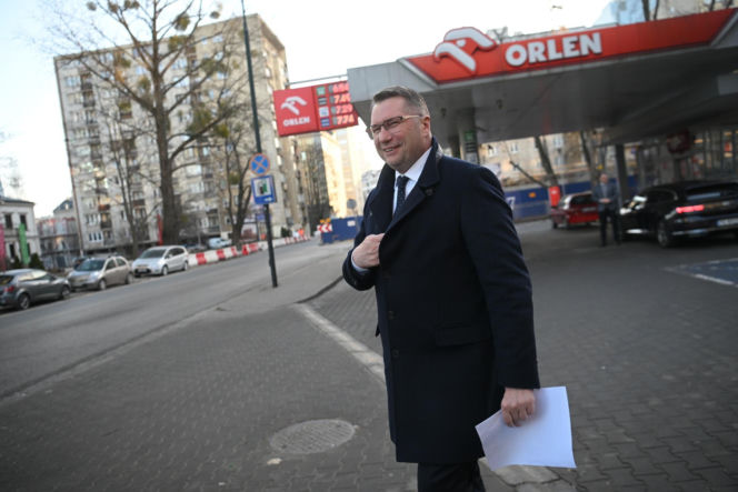 Konferencja Przemysława Czarnka na stacji paliw koncernu Orlen w Warszawie