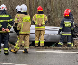 Policyjny pościg za BMW w Wesołej. Auto dachowało