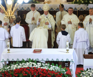 Szok po tragedii w Łodzi. Dziesięć malutkich trumienek na pogrzebie. Tego widoku nie da się wyrzucić z głowy