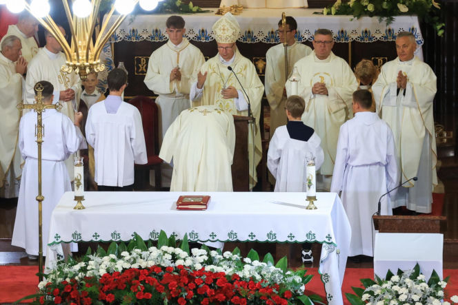 Szok po tragedii w Łodzi. Dziesięć malutkich trumienek na pogrzebie. Tego widoku nie da się wyrzucić z głowy
