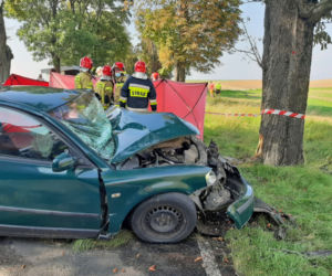 71-latek HUKNĄŁ passatem prosto w drzewo. Śmierć na drodze pod Piłą