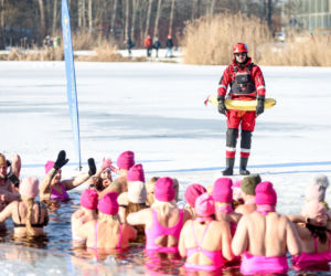 Różowe morsowanie idealne na pomaganie. Trzy Stawy opanowali amatorzy zimnych kąpieli