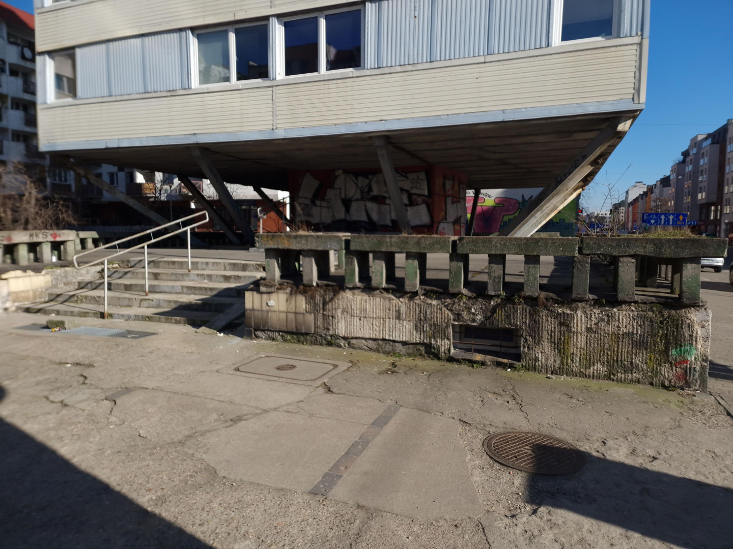 Trzonolinowiec - wieżowiec przy Kościuszki we Wrocławiu z lat 60. przed remontem