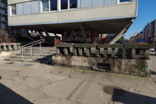 Trzonolinowiec - wieżowiec przy Kościuszki we Wrocławiu z lat 60. przed remontem