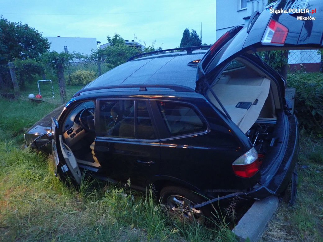 Była tak pijana, że chciała zaparkować BMW w ścianie budynku. Potem wpadła do rowu