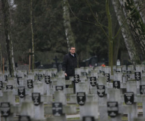 Premier modlił się przy grobie ojca
