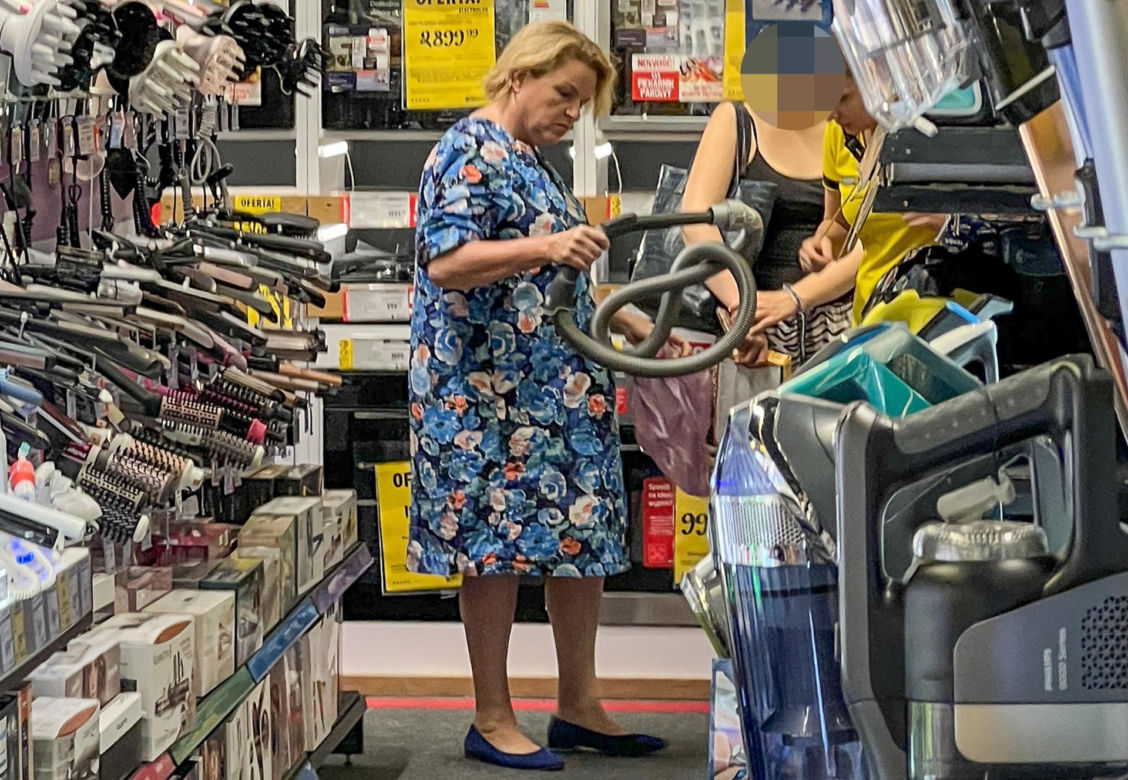 Katarzyna Bosacka sprząta po mężu senatorze 