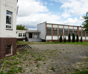 Pieniężno. Opuszczona szkoła wystawiona na sprzedaż! Cena wywoławcza to 2,5 mln złotych [ZDJĘCIA]