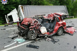 19-latka kierująca Audi nie miała szans. Jej samochód został zmiażdżony w zderzeniu z TIR-em