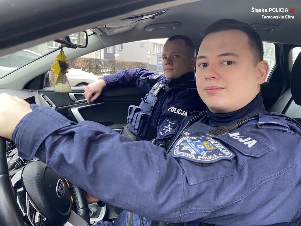 Nieprzytomna kobieta leżała na podłodze. Policjant wyjął broń służbową i strzelił w szybę, liczyła się każda sekunda