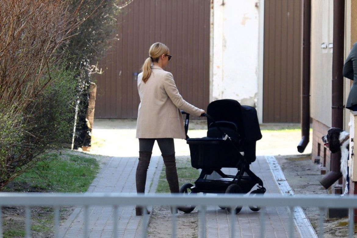 Babcia pracuje, dzieci spacerują