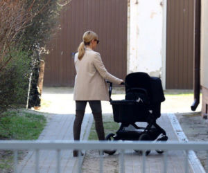 Babcia pracuje, dzieci spacerują