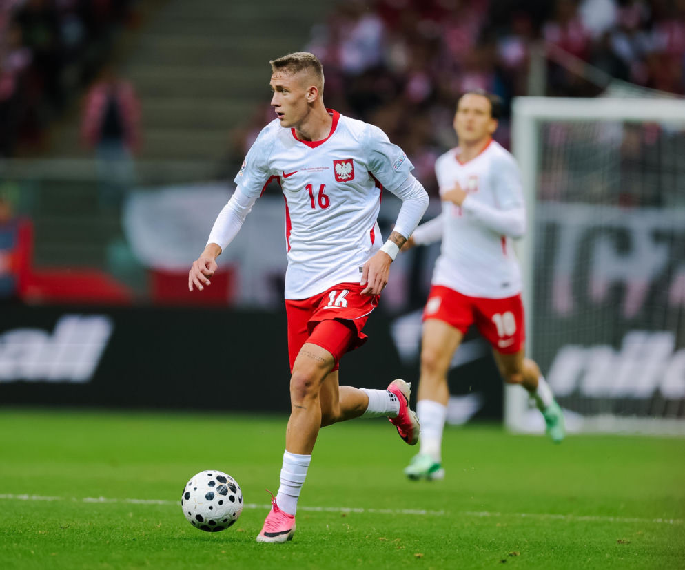 Piłkarz Wiktor Nowak biegnie z piłką podczas meczu kadry. O debiutancie w reprezentacji Polski przeczytasz na SE Supersport.
