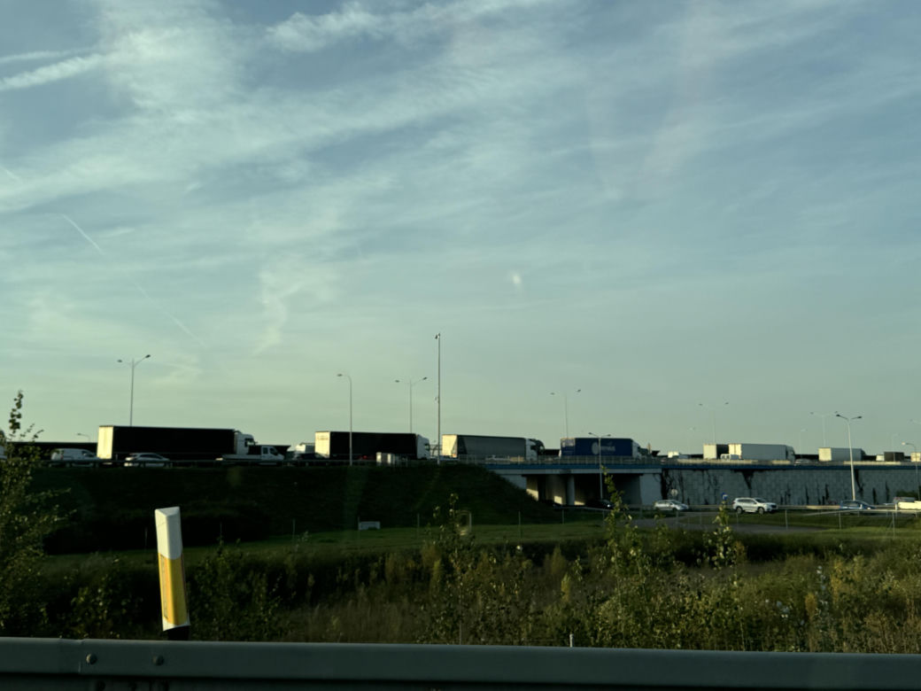 Karambol na Autostradowej Obwodnicy Wrocławia. Aż 3 wypadki, 15 uszkodzonych pojazdów oraz 3 osoby ranne