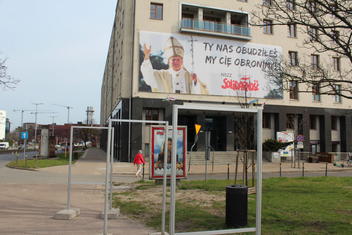 Zdewastowano wystawę papieską przy siedzibie Solidarności w Gdańsku. Sprawą zajmuje się policja