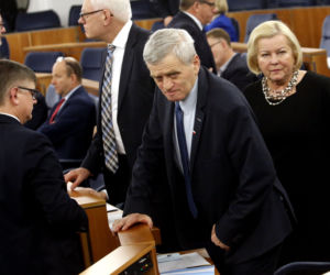 Sitwa w Senacie obroniła Koguta